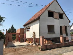 Chantier de création d'une extension avec rénovation.
