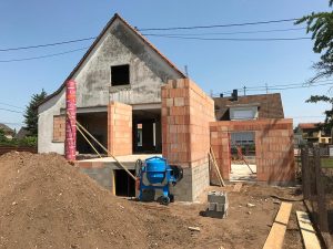 Chantier de création d'une extension avec rénovation.