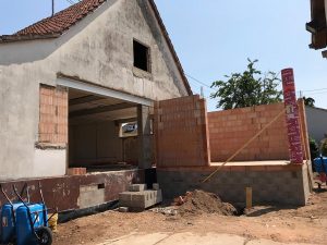 Chantier de création d'une extension avec rénovation.