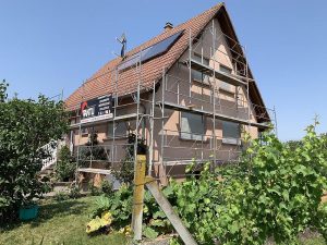Chantier de traitement de toiture et ravalement de façade dans le 67.