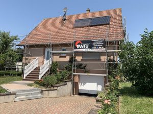 Chantier de traitement de toiture et ravalement de façade dans le 67.