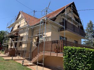 Chantier de ravalement de façade et traitement de la toiture dans le 67.