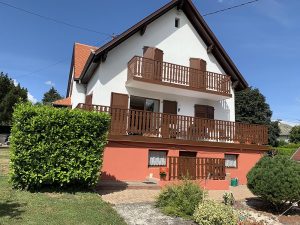 Chantier de ravalement de façade et traitement de la toiture dans le 67.