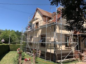 Chantier de ravalement de façade et traitement de la toiture dans le 67.
