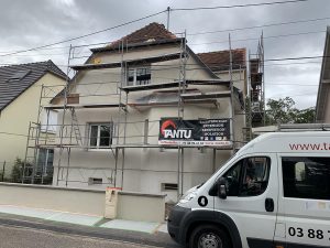 Chantier d'isolation extérieure avec ravalement de façade dans le 67.