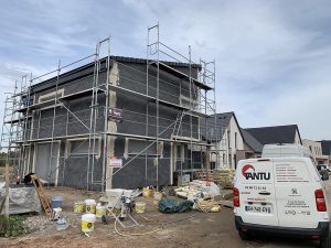 Chantier d'isolation extérieure sur construction neuve.