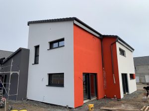 Chantier d'isolation extérieure sur construction neuve.