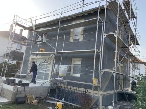 Chantier d'isolation extérieure et couverture dans le 67.