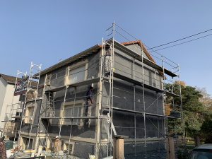 Chantier d'isolation extérieure et couverture dans le 67.