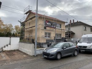 Chantier d'isolation extérieure et couverture dans le 67.