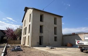 Chantier de rénovation d'un bâtiment de stockage en maison d'habitation dans le 67.