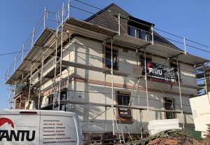 Chantier de remplacement de couverture, isolation extérieure, ravalement de façade et aménagement dans le 67.