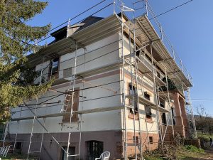 Chantier de remplacement de couverture, isolation extérieure, ravalement de façade et aménagement dans le 67.