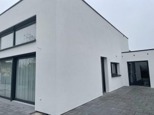 Chantier d'isolation extérieure, ravalement de façade et remplacement de gouttières dans le 67.