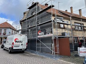 Chantier d'isolation extérieure et de rénovation.