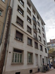 Chantier avec peinture de façade anti-polluant et zinguerie.