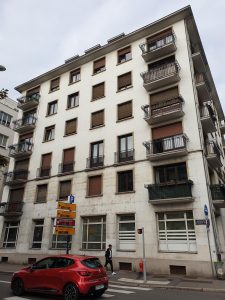 Chantier avec peinture de façade anti-polluant et zinguerie.