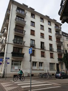 Chantier avec peinture de façade anti-polluant et zinguerie.