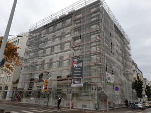 Chantier avec peinture de façade anti-polluant et zinguerie.