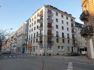 Chantier avec peinture de façade anti-polluant et zinguerie.