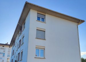 Ravalement de façade avec remplacement gouttières.