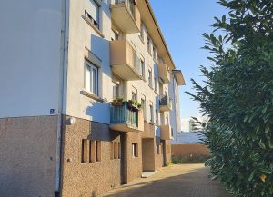 Ravalement de façade avec remplacement gouttières.