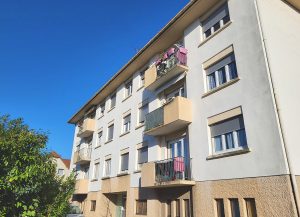 Ravalement de façade avec remplacement gouttières.