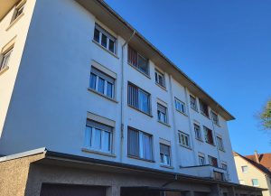 Ravalement de façade avec remplacement gouttières.