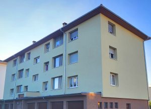 Ravalement de façade avec remplacement gouttières.