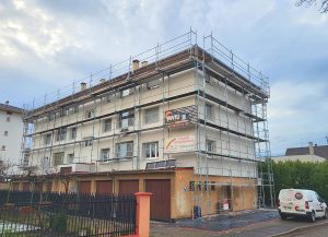 Ravalement de façade avec remplacement gouttières.