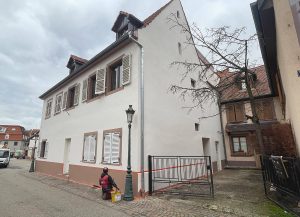 ravalement de façade avec encadrements et appuis de fenêtre.