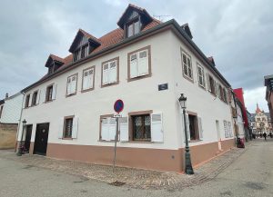ravalement de façade avec encadrements et appuis de fenêtre.