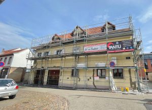 ravalement de façade avec encadrements et appuis de fenêtre.