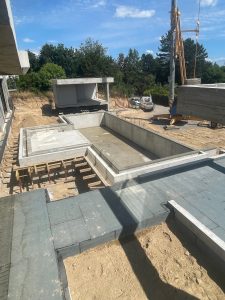 Photo d'une piscine en construction.