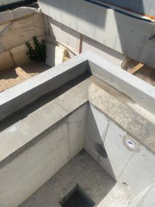 Photo d'une piscine en construction.