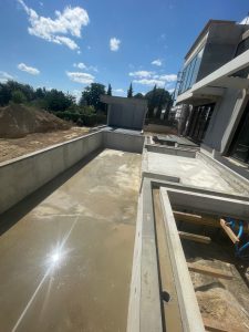Photo d'une piscine en construction.