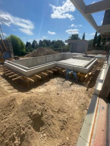 Photo d'une piscine en construction.