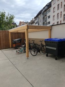 Construction d'un abri à vélo.