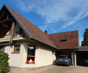 Chantier de ravalement de façade et remplacement de couverture.