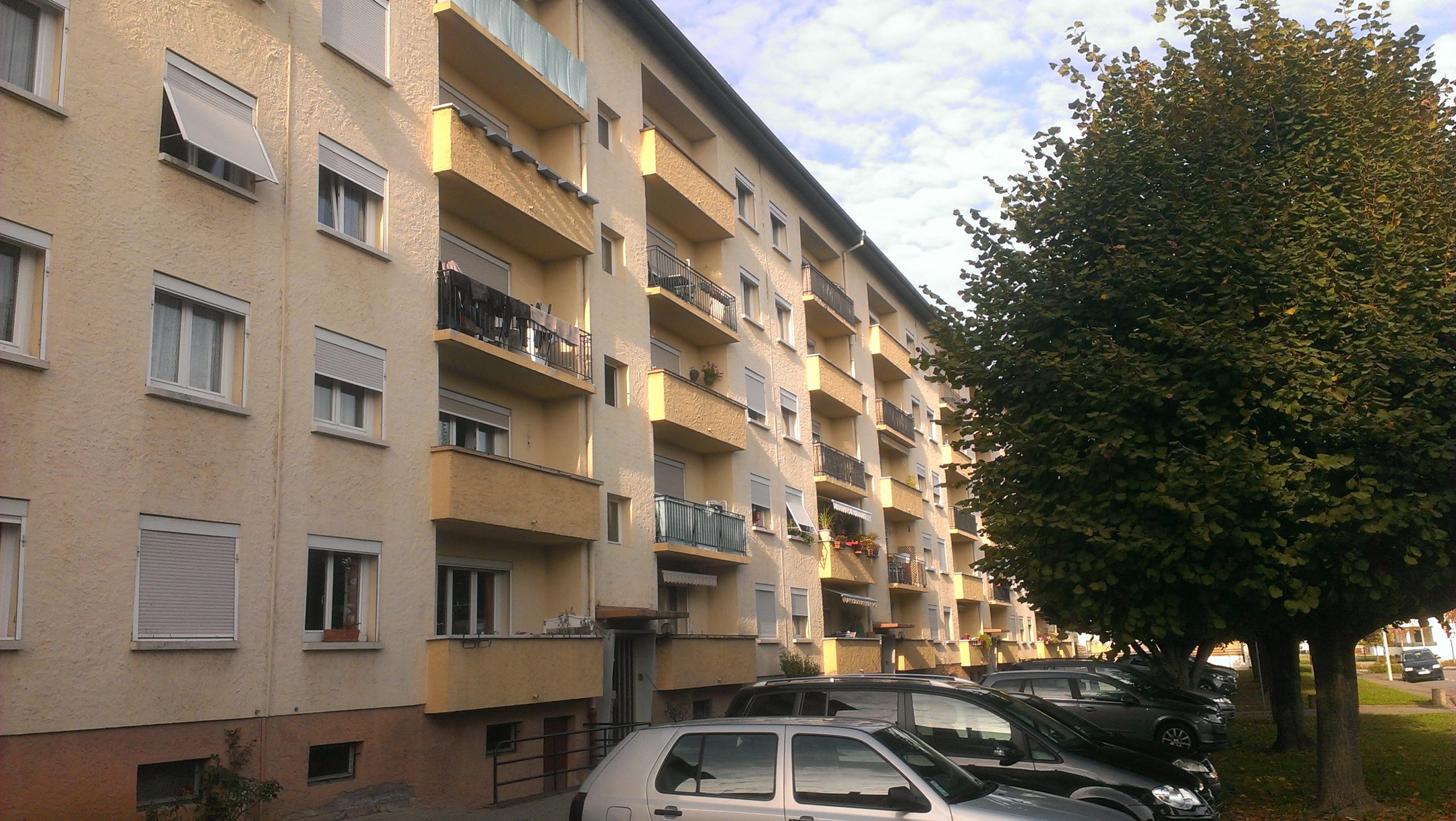 Chantier de ravalement de façade sur une copropriété.