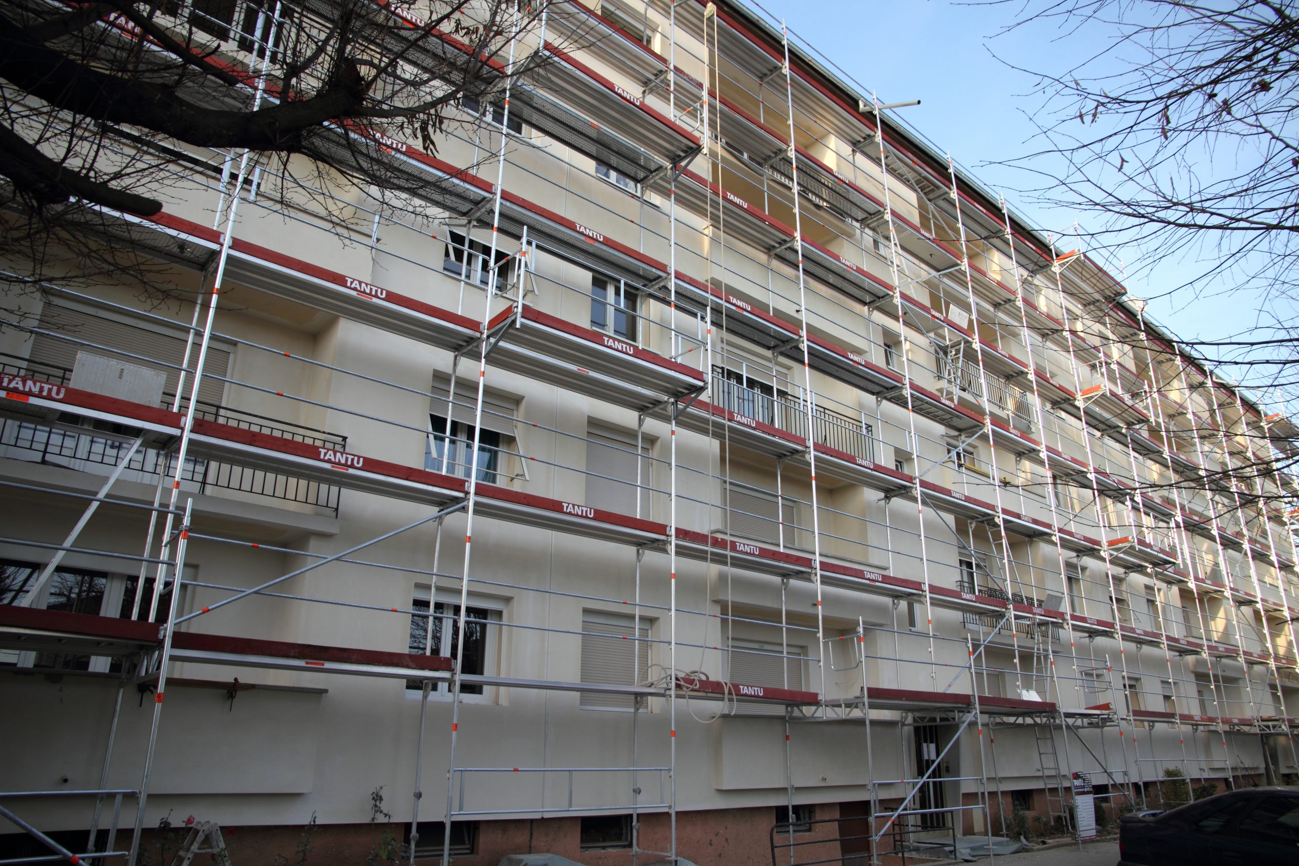Chantier de ravalement de façade sur une copropriété.