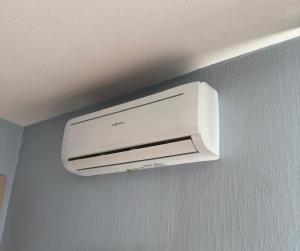 Pose d'une climatisation.