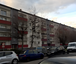 Chantier de ravalement de façade sur une copropriété.