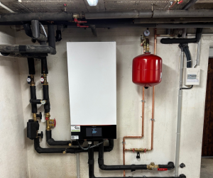 Pose d'un ballon thermodynamique et d'une pompe à chaleur.