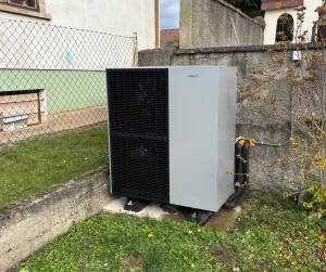 Pose d'un poêle à bois, d'un ballon thermodynamique, d'un radiateur et d'une pompe à chaleur.