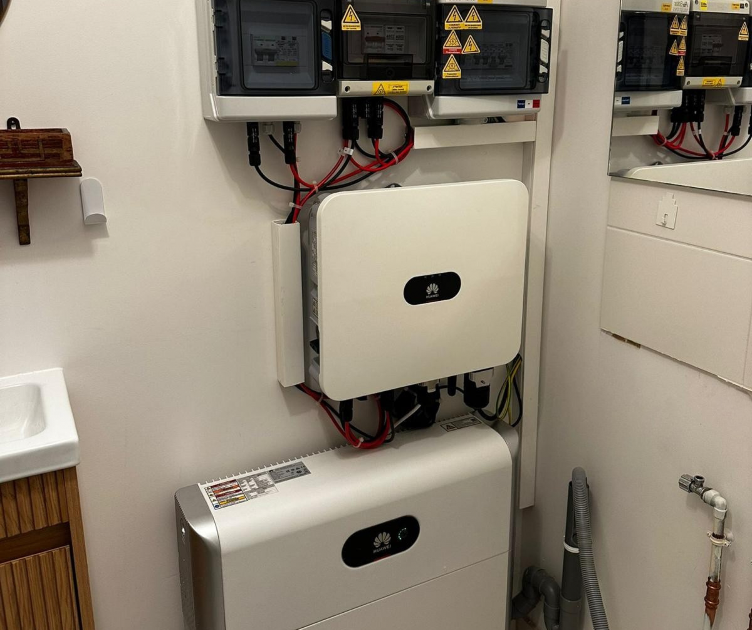 Panneaux photovoltaïques et batterie.