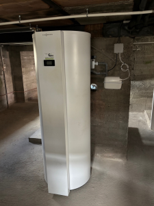Pose d'un poêle à bois, d'un ballon thermodynamique, d'un radiateur et d'une pompe à chaleur.