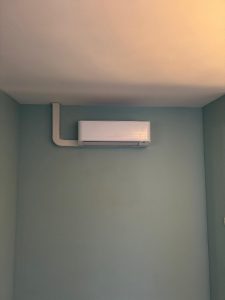 Pose d'une climatisation.