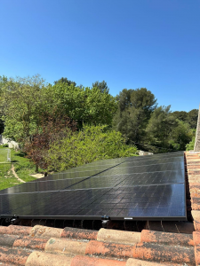 Pose de panneaux photovoltaïques.