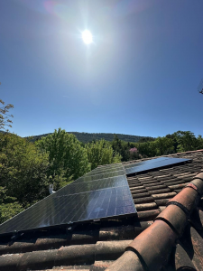 Pose de panneaux photovoltaïques.